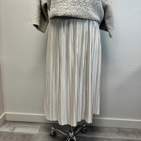 Everyday Jones by Madeline Jones Metallic Pleated Skirt - Size 22 - Picture 2 of 3